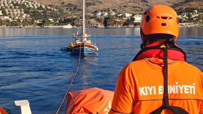 Bodrum açıklarında sürüklenen teknedeki 2 kişi kurtarıldı