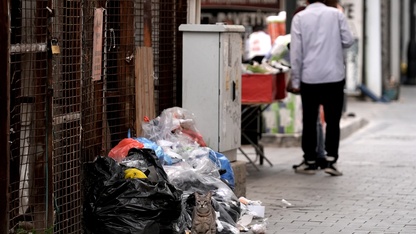 İzmir'de işçilerin greve gitmesiyle cadde ve sokaklarda çöp yığınları oluştu