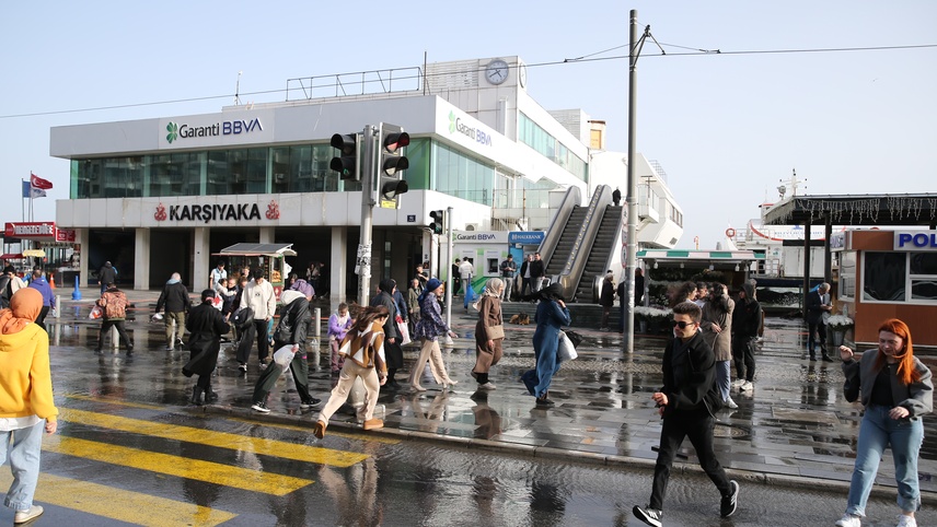 İzmir'de fırtına nedeniyle deniz taştı