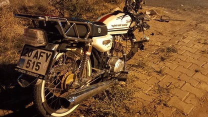 Kale'de kamyonetle çarpışan motosikletin sürücüsü yaralandı