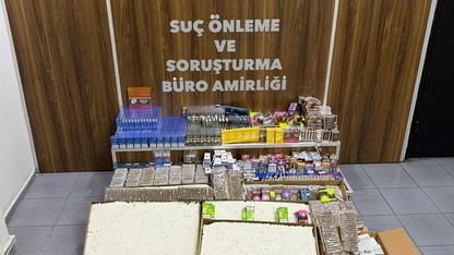 İzmir'de iş yerinde gümrük kaçağı ürünler ele geçirildi