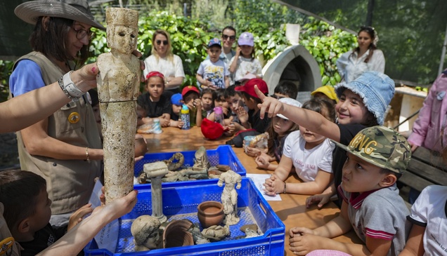 Geleceğin "kültür koruyucuları" Efes'te yetişiyor