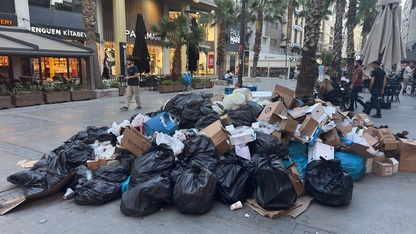 İzmir'de toplanmayan çöpler tepkilere neden oluyor