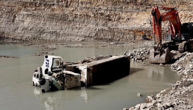 Kütahya'da maden sahasındaki su birikintisine devrilen kamyonun sürücüsü öldü