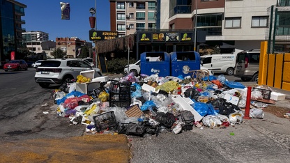 İzmir'in Buca ilçesinde toplanmayan çöplere tepki