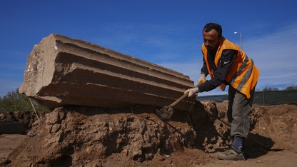 Romalı seçkinlerin kullandığı mermer küvet çeşme yalağına çevrilmiş