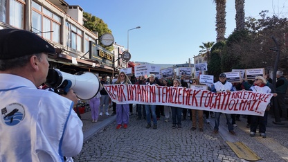 İzmir'de denize dip çamuru dökülmesi protesto edildi