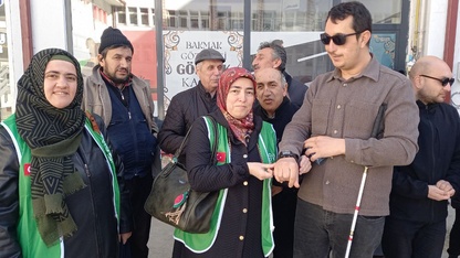 Kütahya’da görme engellilere konuşan saat desteği verildi