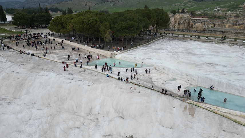 Turizm merkezi Pamukkale'de bayram yoğunluğu yaşanıyor
