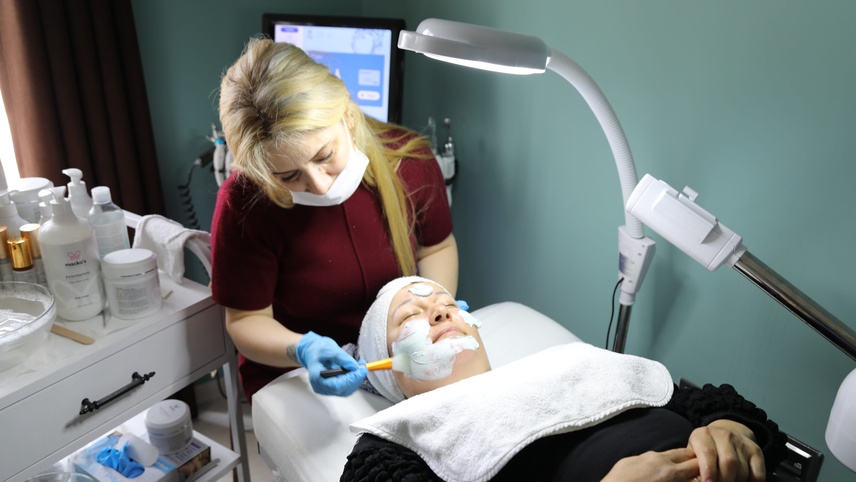 Marmaris'te belediyenin kadın saha personeline ücretsiz cilt bakımı