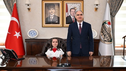 Manisa Valisi Özkan koltuğunu ilkokul öğrencisine devretti