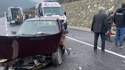 Kütahya'da 2 otomobilin çarpıştığı kazada 3 kişi yaralandı