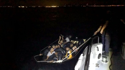 İzmir açıklarında 17 düzensiz göçmen yakalandı