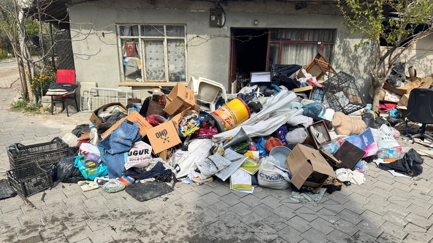 Denizli'de bir evden 3 kamyon çöp çıkarıldı