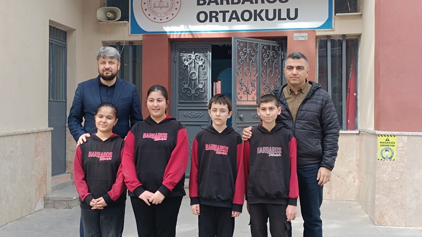 Afyonkarahisar'da öğretmen ve öğrenciler, veresiye defterlerindeki borçları kapattı