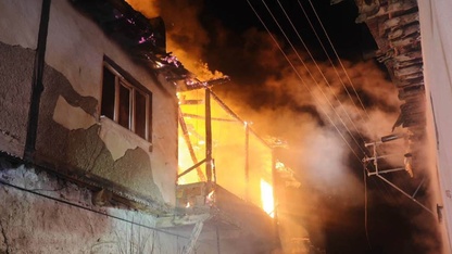 Uşak'ta 2 katlı evde çıkan yangın söndürüldü