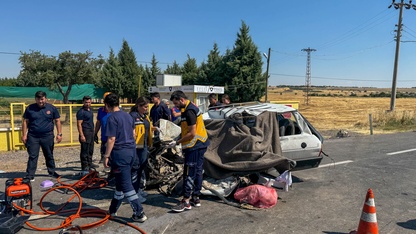 Uşak'ta kamyonla çarpışan otomobildeki baba ve kızı hayatını kaybetti