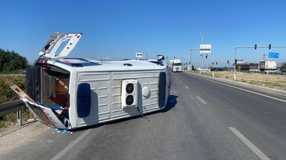 Manisa'da ambulans ile hafif ticari aracın çarpıştığı kazada 3 kişi yaralandı