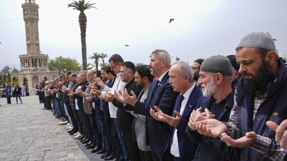 İzmir ve çevre illerde Kahramanmaraş'taki okul saldırısında yaşamını yitirenler için gıyabi cenaze namazı kılındı