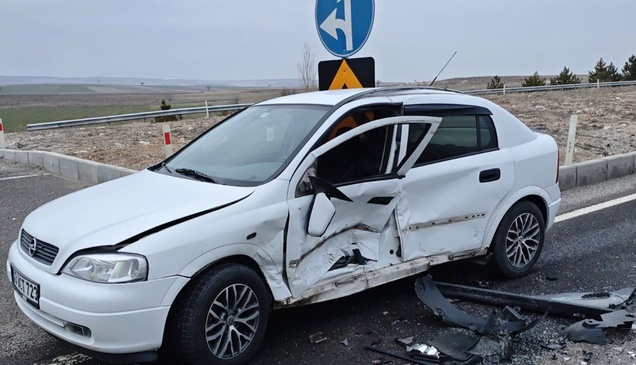 Kütahya'da 2 otomobilin çarpıştığı kazada 2 kişi yaralandı