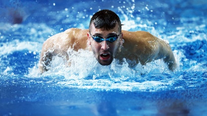 Milli yüzücü Emre Sakçı yeni başarılar için çalışmalarını sürdürüyor