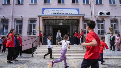 Protezle adım atmaya başlayan depremzede öğretmen öğrencilerine kavuştu