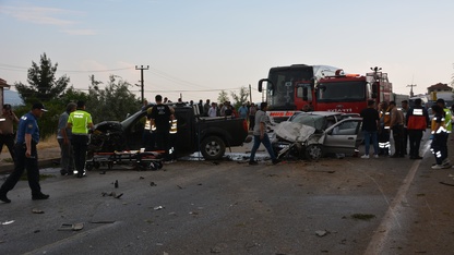 Uşak'ta otomobilin karşı şeride geçip çarptığı aracın sürücüsü hayatını kaybetti