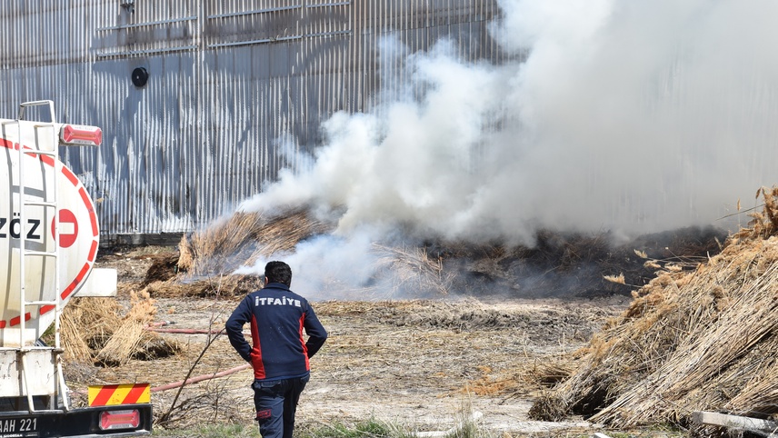 Afyonkarahisar'da kamış toplama merkezinde çıkan yangın kontrol altına alındı
