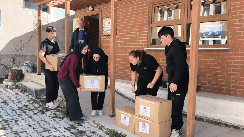 Kütahya'da lise öğrencileri harçlıklarıyla ihtiyaç sahipleri için ramazan kolileri hazırladı