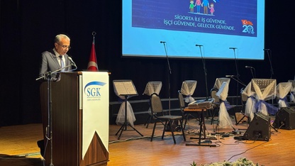 İzmir'de Sosyal Güvenlik Kurumu çalışanlarından oluşan koro konser verdi