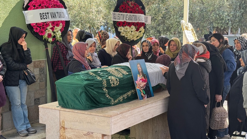 İzmir'deki trafik kazasında ölen genç doktor, son yolculuğuna uğurlandı