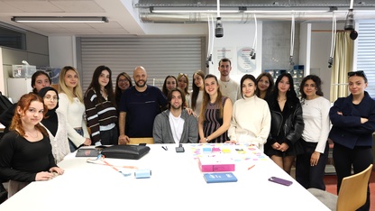 İzmir'de üniversite öğrencileri kentin sokaklarını yapay zekayla tabloya dönüştürdü