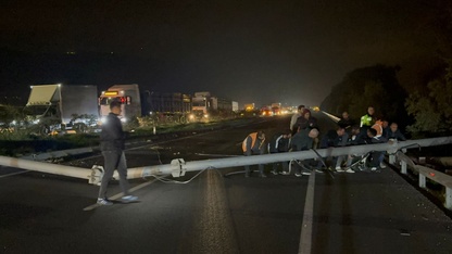 Aydın'da tırın açık kalan dorsesinin hız tespit sistemi direğine çarpması kamerada