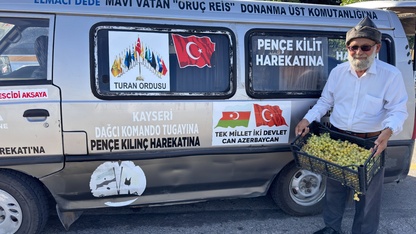 Denizlili "Elmacı Dede" bu kez İzmir'deki Mehmetçiğe üzüm getirdi
