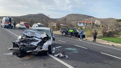 Uşak'ta pikapla otomobilin çarpıştığı kazada 1 kişi öldü