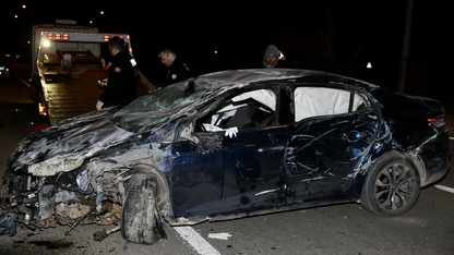 Muğla'da kaldırıma çarparak devrilen otomobildeki 2 kişi yaralandı