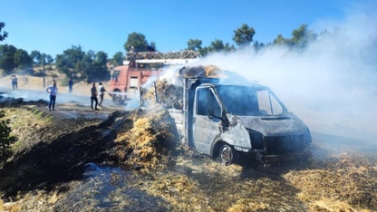Uşak'ta yanan saman kamyonundaki çift ağır yaralandı