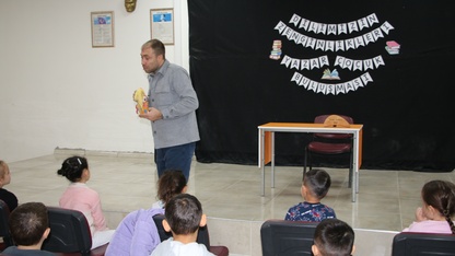 Kütahyalı öğretmen okulları gezip Türkçenin zenginliklerini öğrencilere anlatıyor