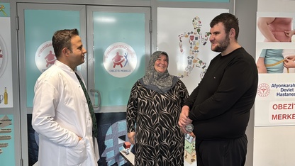 Tükettiği abur cuburun da etkisiyle 198 kiloya kadar çıkan genç 6 ayda 50 kilo verdi