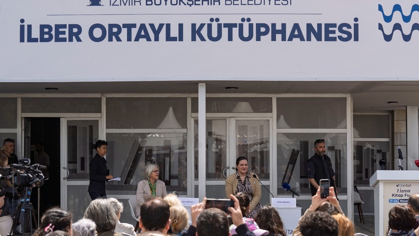 İlber Ortaylı'nın yakınları İzmir'deki söyleşide okurlarla buluştu