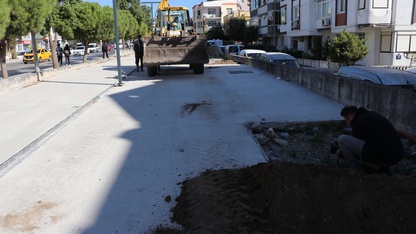 İzmir'de 152 yıllık demir yolunun beton dökülerek kapatılmasına tepki