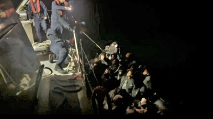 İzmir açıklarında 43 düzensiz göçmen yakalandı