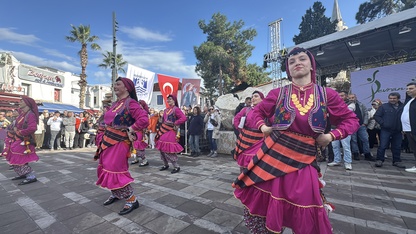 Bodrum'da düzenlenen festivalde 3 ton hamsi dağıtıldı