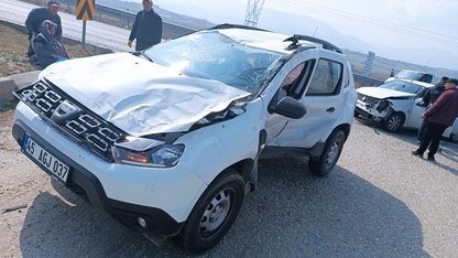 Manisa'da çarpışan iki otomobildeki 6 kişi yaralandı