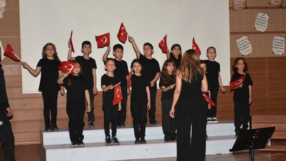 Fethiye'de öğretmen, öğrenci ve veliler şiir dinletisi sundu
