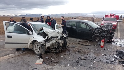 Afyonkarahisar'da iki otomobil çarpıştı, 2 kişi öldü, 3 kişi yaralandı