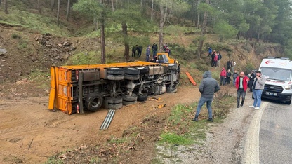 Nazilli'de devrilen kamyonun sürücüsü yaralandı