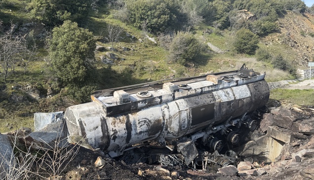 Uşak'ta devrildikten sonra alev alan akaryakıt tankerinin sürücüsü öldü