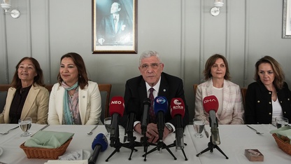 İYİ Parti Genel Başkanı Dervişoğlu, İzmir'de şehit anneleriyle buluştu