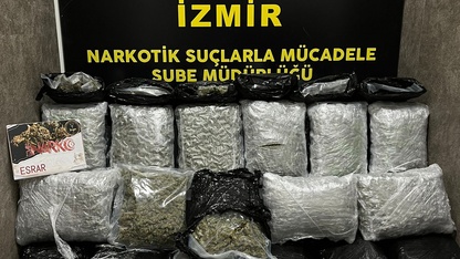 İzmir'de otomobilinde uyuşturucu bulunan kişi gözaltına alındı